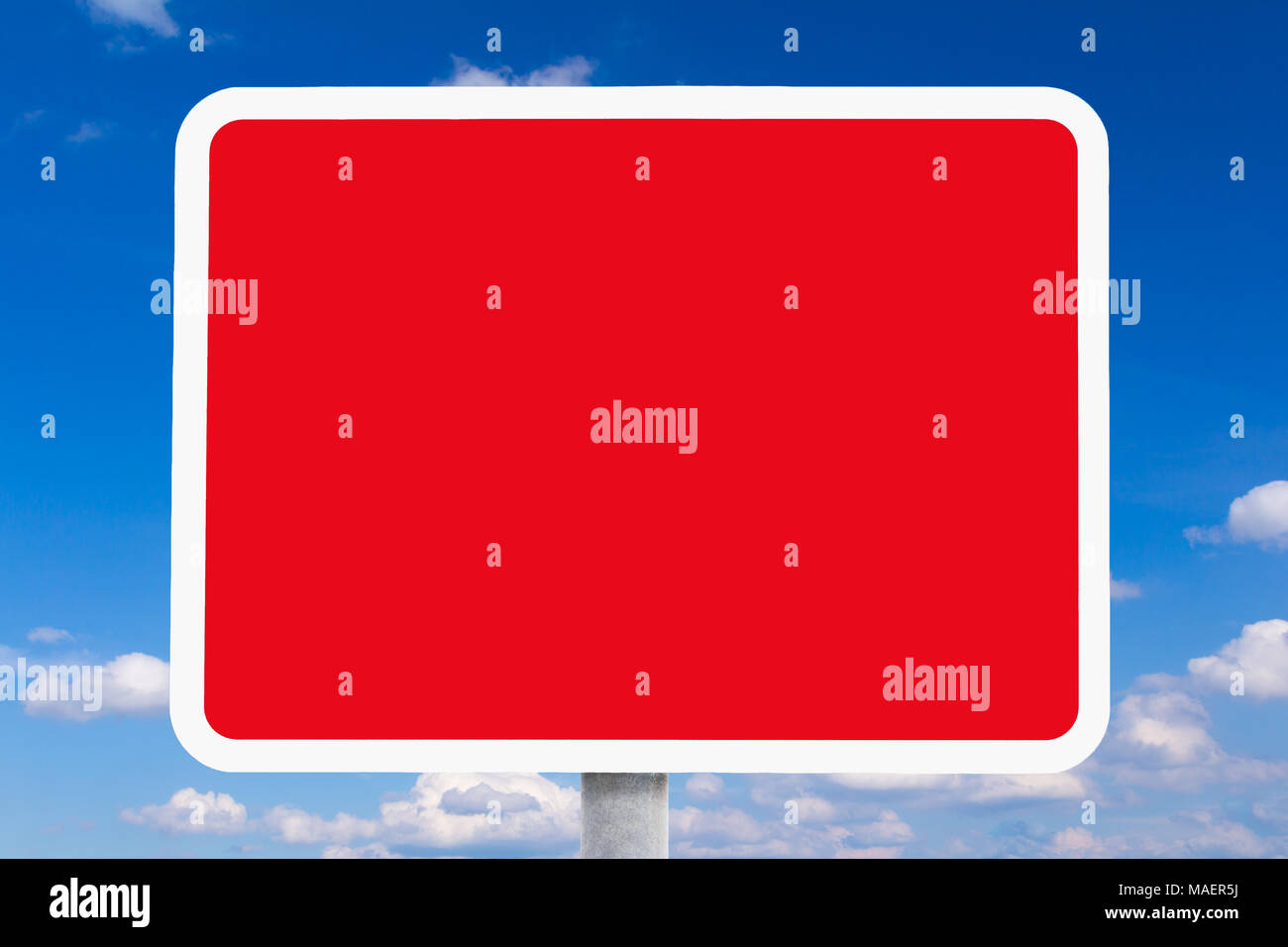 Leere Felder oder roten und weißen britischen Schild vor einem blauen Himmel mit einigen weissen Wolken, symolising ein Sicherheitsrisiko, Risiko, Gefahr, Hintergrund te Stockfoto