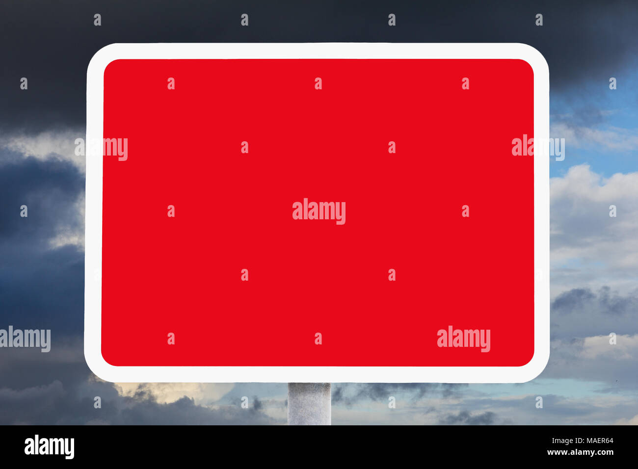 Leere Felder oder roten und weißen britischen Schild vor dunklen Wolken, die eine Gefährdung der Sicherheit, Risiko, Gefahr, Hintergrund Vorlage Stockfoto