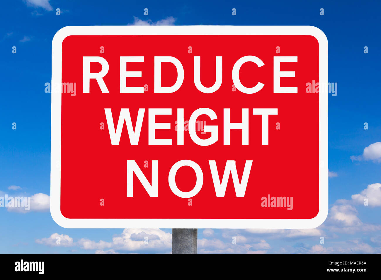 Rote und weiße Warnschild Gewicht reduzieren vor blauem Himmel, Symbol für die gesundheitlichen Risiken oder Gefahren von Übergewicht Stockfoto
