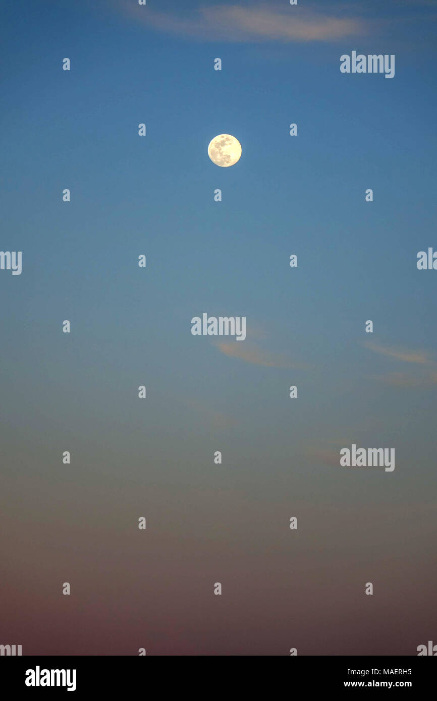 Vollmond über Antalya, Türkei, Frühlings Tagundnachtgleiche steigt, Stockfoto