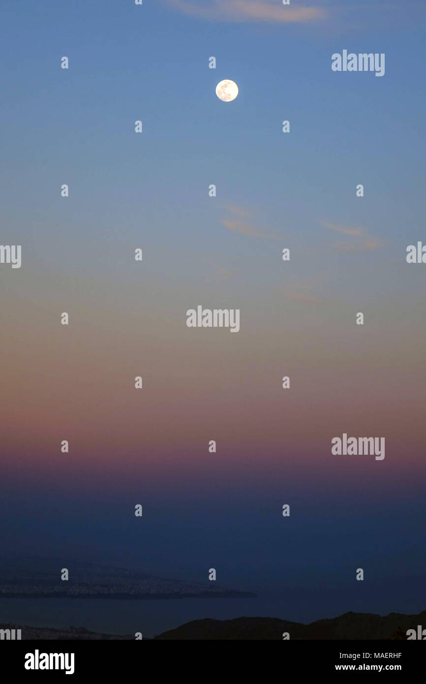 Vollmond über Antalya, Türkei, Frühlings Tagundnachtgleiche steigt, Stockfoto