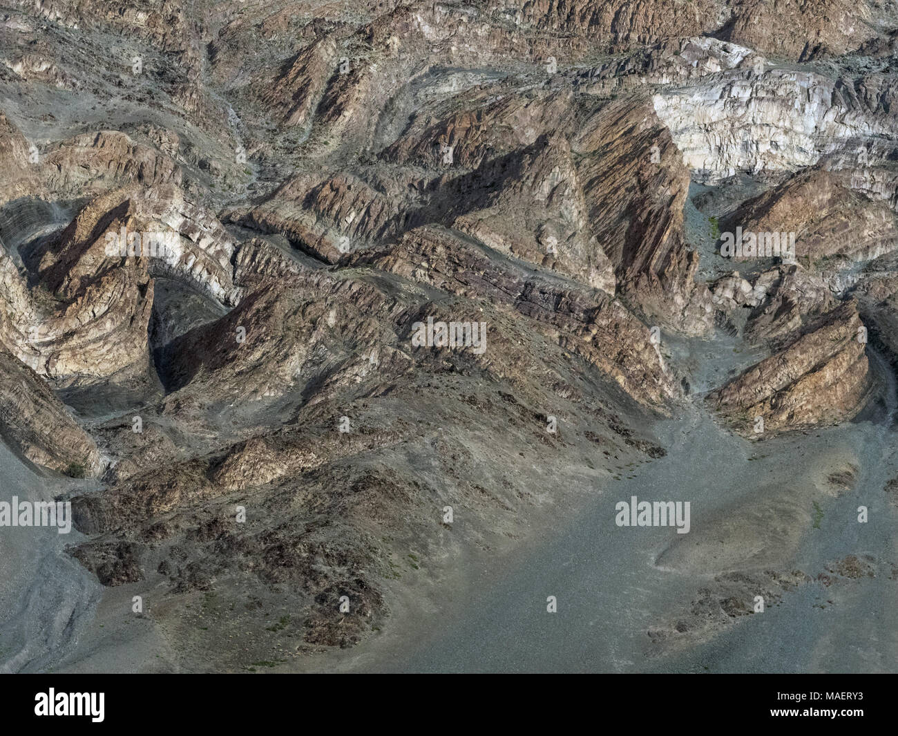 Abstract grunge Hintergrund natürlichen Berg Berg Steigung: gelbe Steine schneiden, zwischen Felsen, Geröll aus der grünen Sand. Stockfoto