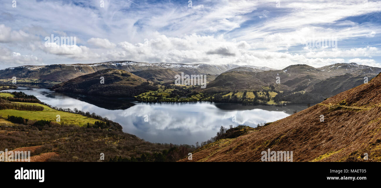 Panoramablick über Ullswater von der Seite des Gowbarrow fiel mit dem Himmel in der ruhigen See spiegeln Stockfoto