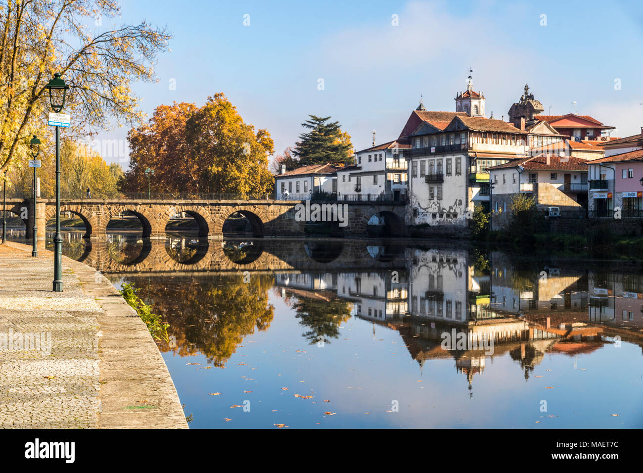 Die historische römische Brücke von Kaiser Trajan in der Stadt Chaves, im Norden von Portugal Stockfoto