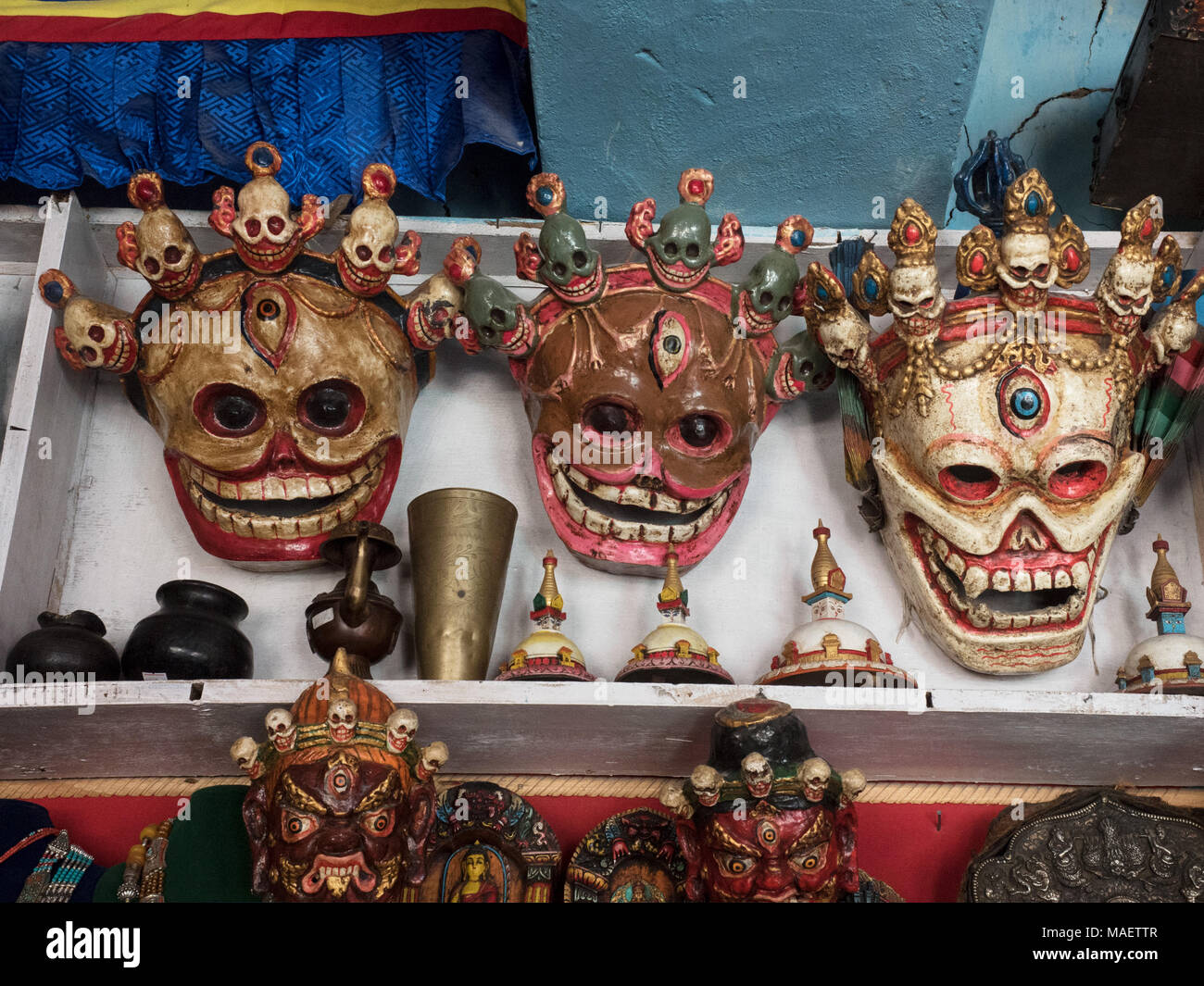 Alten tibetischen buddhistischen Schädel Masken sind wütend Gottheiten für rituelle religiöse Feiertage. Stockfoto