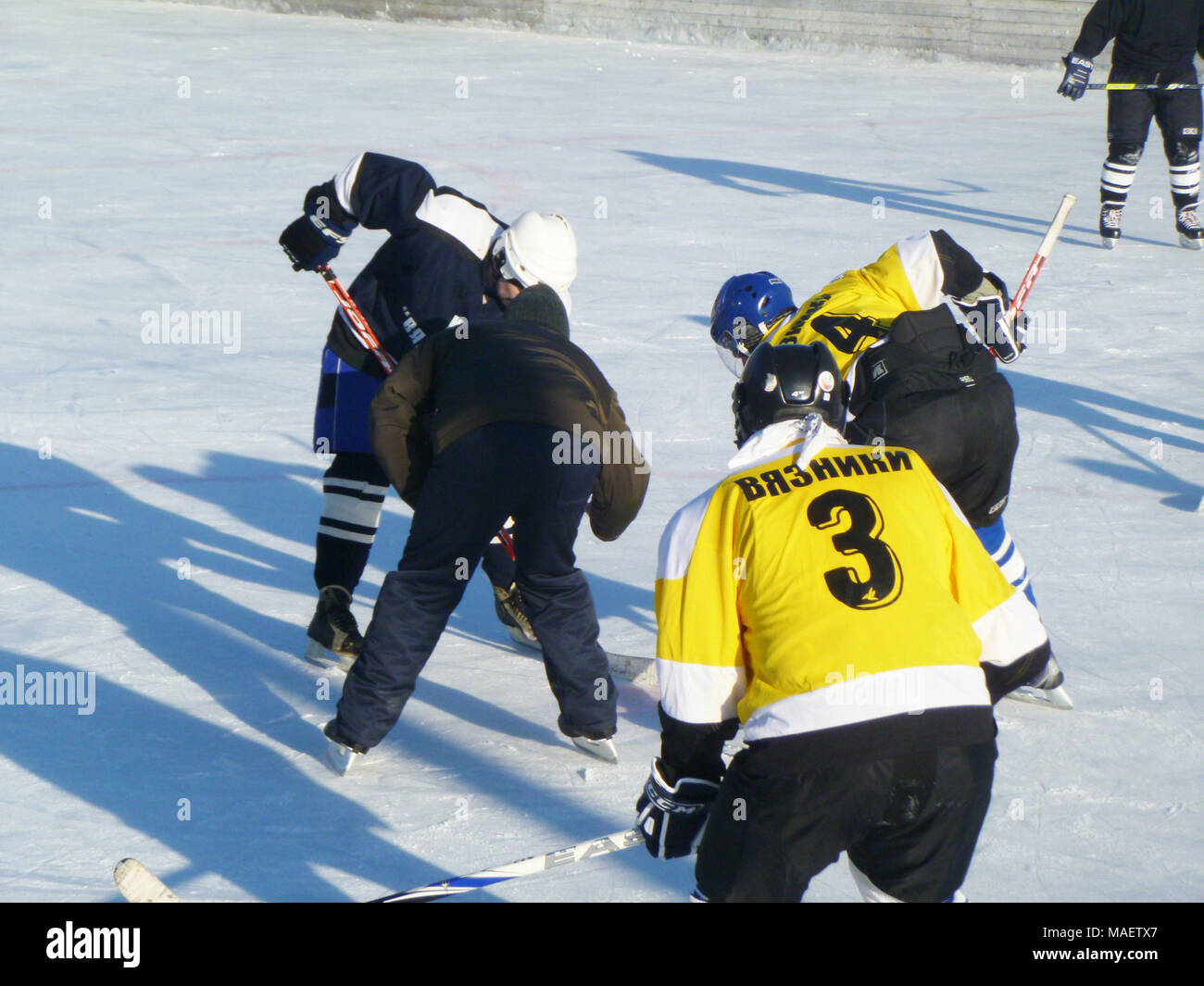 Mstyora, Russia-January 28,2012: Hockey spielen der Befehle auf der Eisbahn im Freien Stockfoto