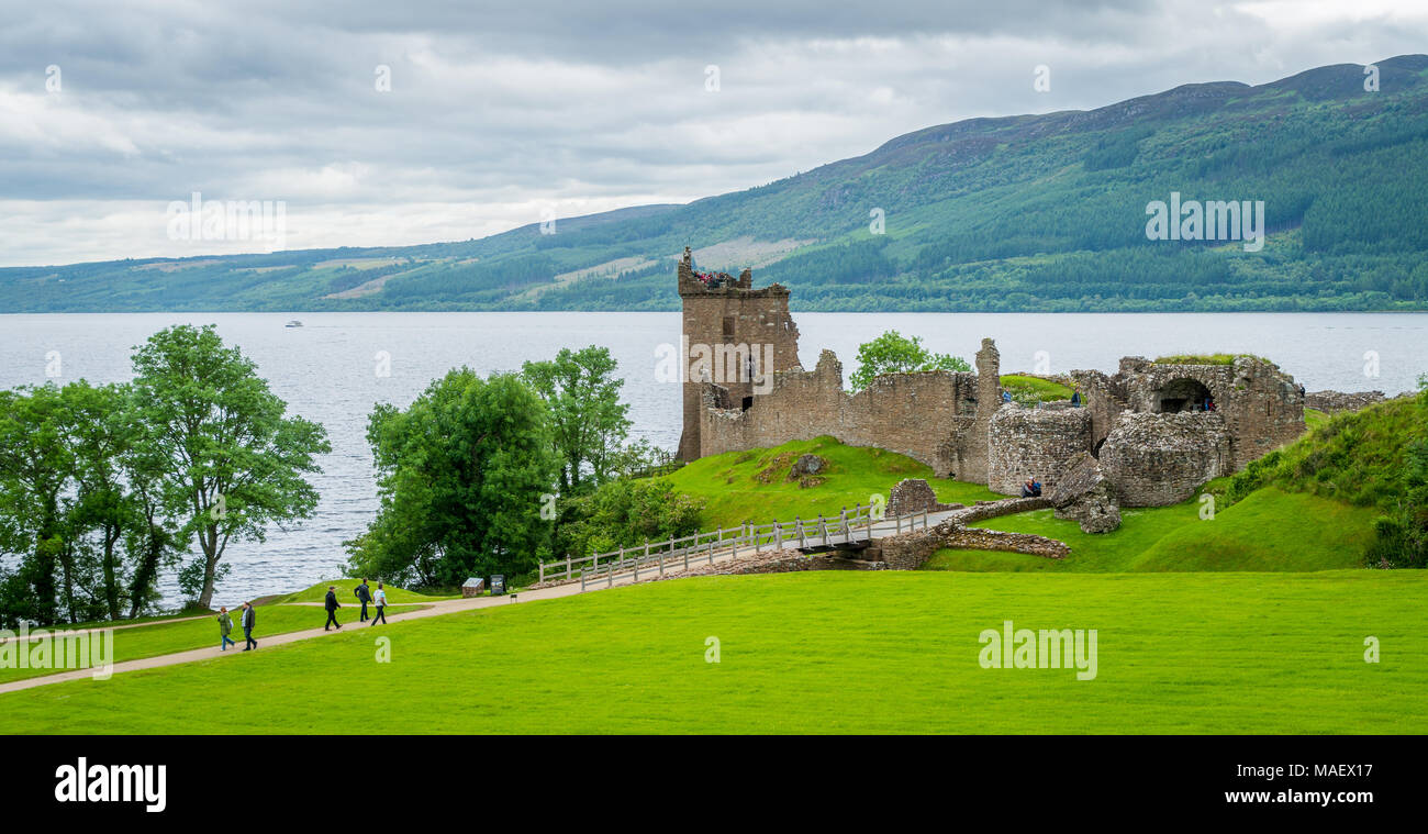 Urquhart Castle und Loch Ness in den schottischen Highlands. Stockfoto