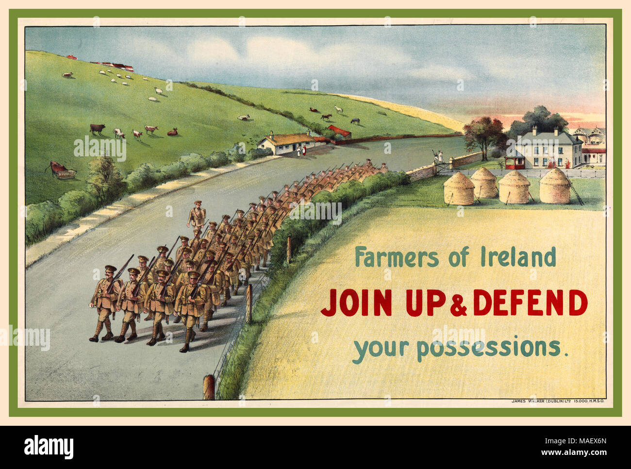 1914 Vintage WW1 Einstellung Propaganda Poster mit Spalte der irischen Soldaten entlang einer Landstraße in Irland marschiert, vorbei an Heuballen, Häuser und Tiere, die in Feldern. Die Landwirte von Irland bis MELDEN SIE UND ihren Besitz zu verteidigen. 140000 irische Männer verband die britische Armee in Irland in den Ersten Weltkrieg zu kämpfen. Stockfoto