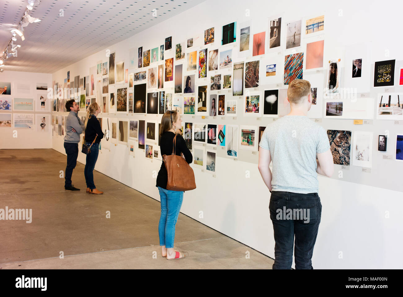 Die Menschen genießen eine Ausstellung im Zentrum für Zeitgenössische Fotografie. Stockfoto