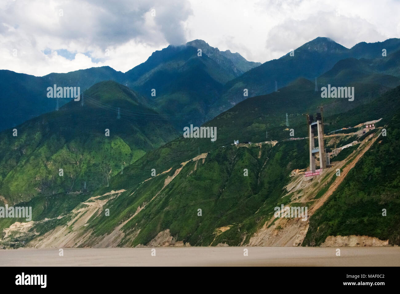 Gebäude Brücke in die Berge, auf den westlichen Sichuan, China Stockfoto