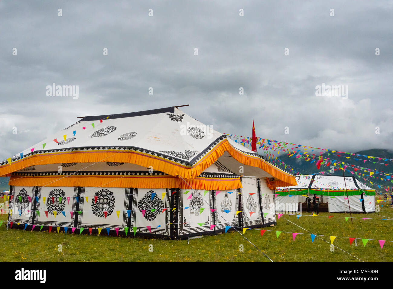 Tibetische Jurte auf der Wiese bei Pferderennen Festival, Litang, westliches Sichuan, China Stockfoto