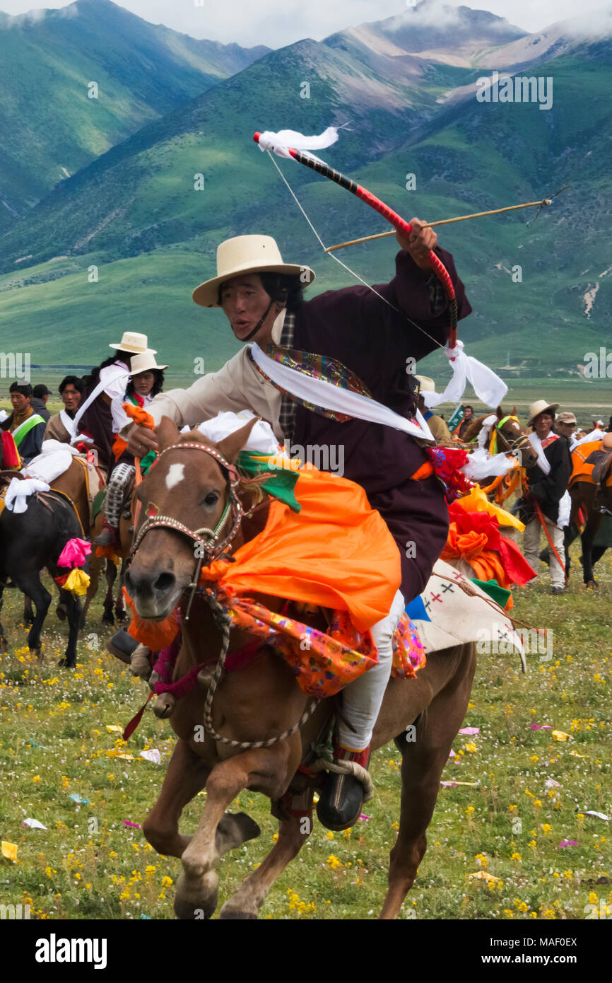 Das tibetische Volk Pferd Rennen bei Pferderennen Festival, Litang, westliches Sichuan, China Stockfoto