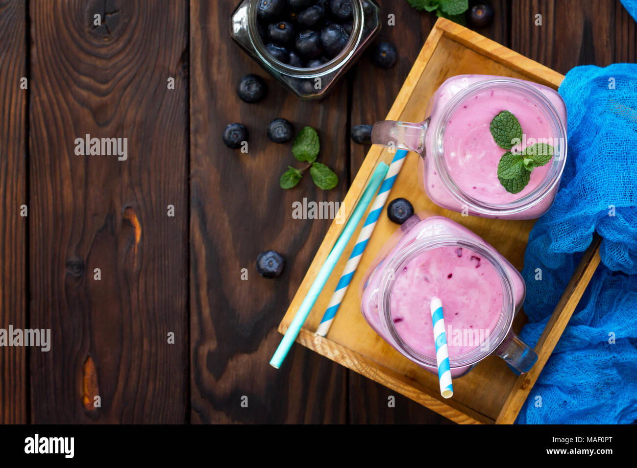 Mason jar Becher mit frischen Beeren cocktails Blueberry. Diät, vegetarische Kost. Die richtige Ernährung. Stockfoto