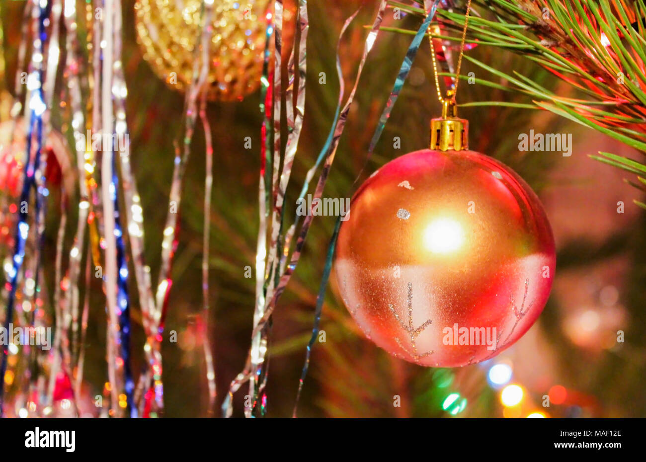 Shiny Christmas Ball auf Regen eingerichtet und Girlanden Weihnachtsbaum Stockfoto