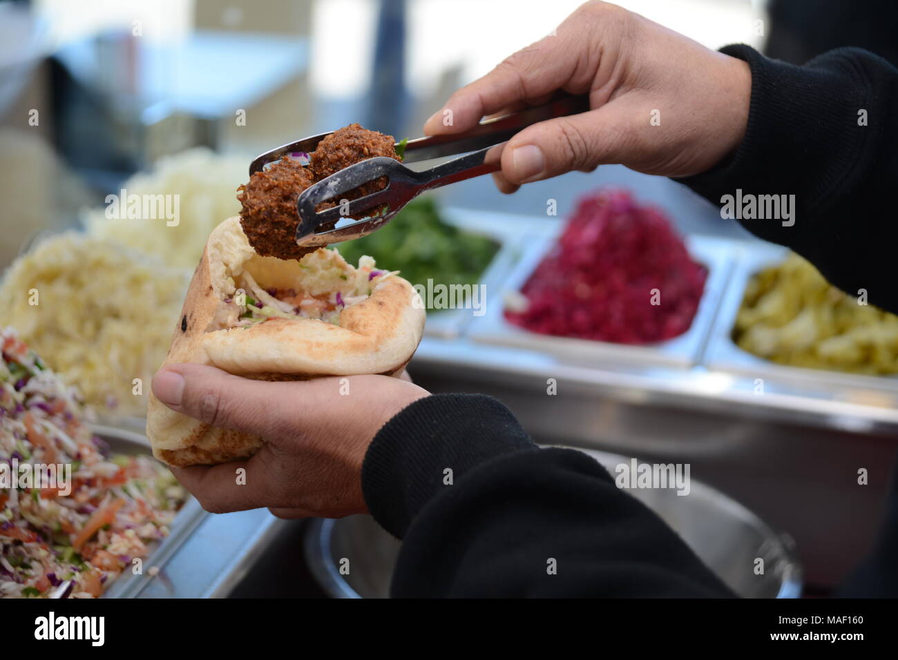 Falafel im fladenbrot -Fotos und -Bildmaterial in hoher Auflösung – Alamy