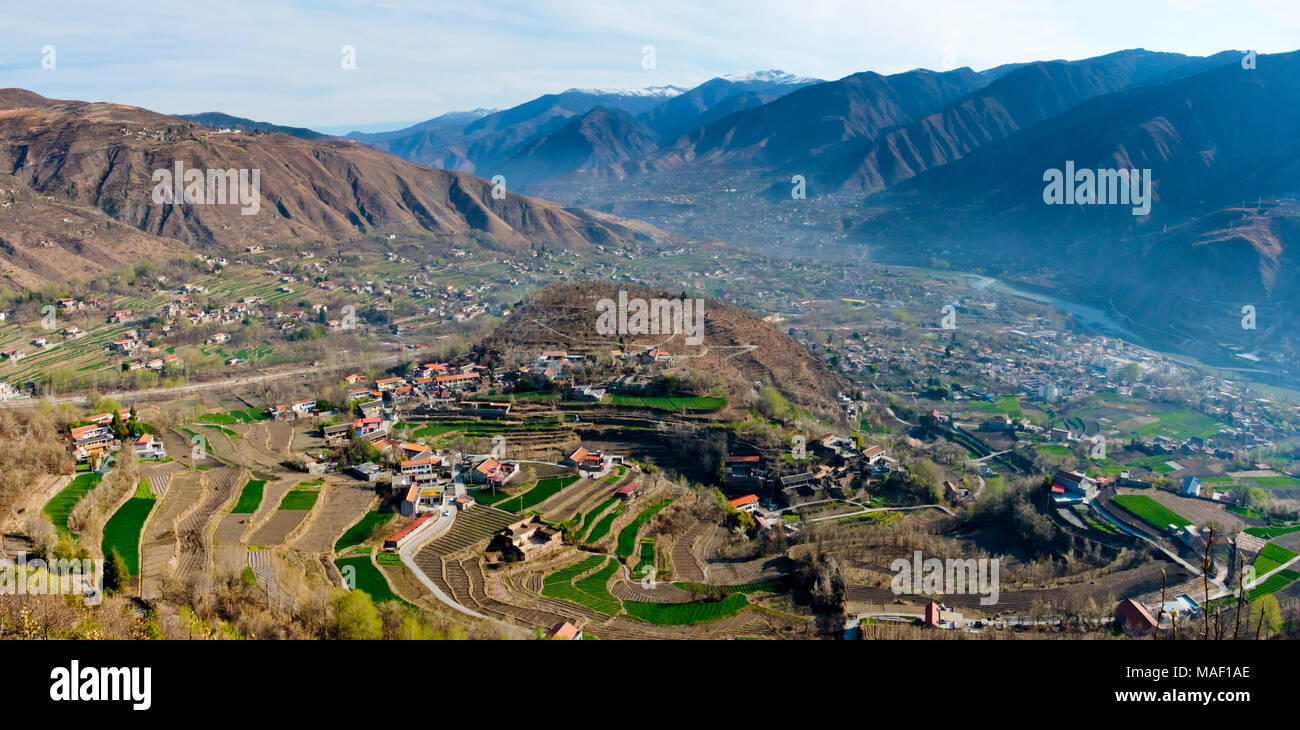 Tibetischen Dorf, Ackerland und Birne Blumen im Tal, Jinchuan, Provinz Sichuan, China Stockfoto