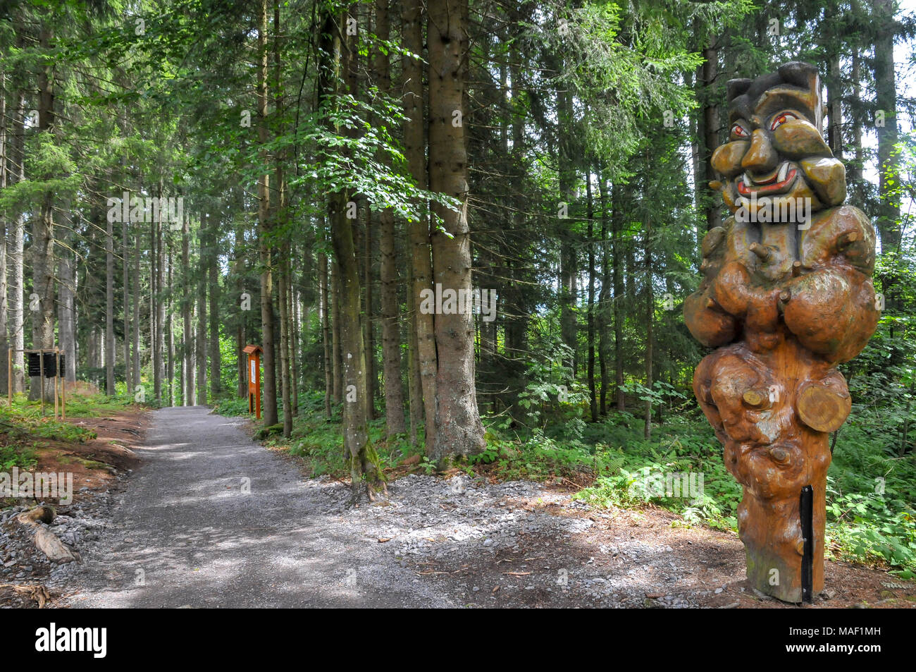 Holzschnitzereien entlang der Spur der Schlühuwanapark, Grafenhausen, State Park, Schwarzwald, Deutschland Stockfoto