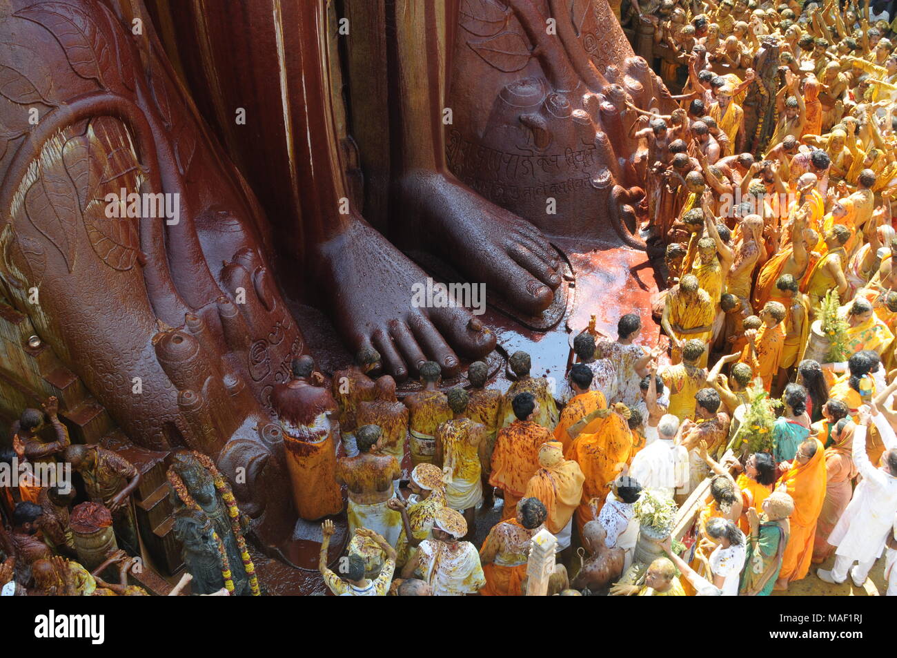 Mahamastakabhisheka Festival - die Salbung des Bahubali Gommateshwara Statue bei Shravanabelagola in Karnataka, Indien. Es ist eine wichtige Stockfoto