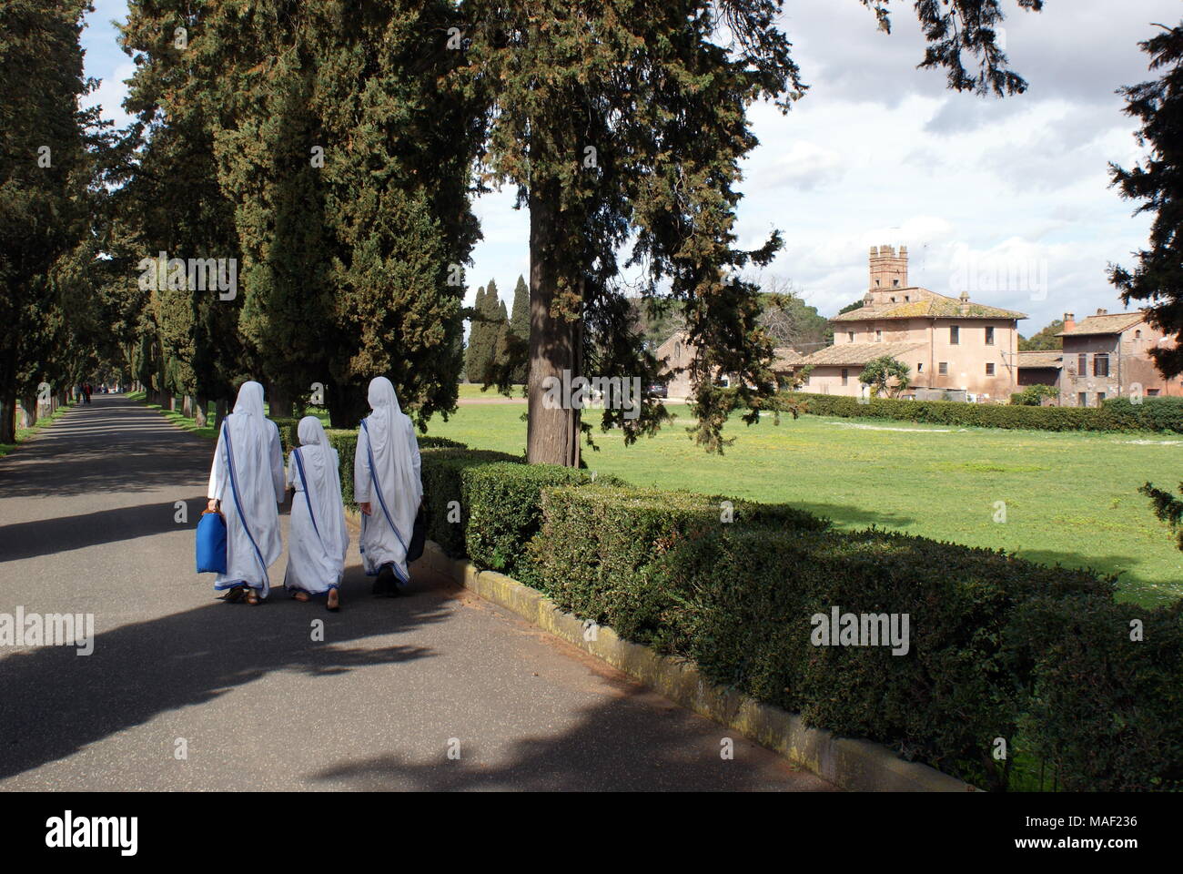Drei Nonnen in Weiß gekleidet in Caffarella Park, in der Nähe der Katakomben von San Callisto, Rom, Italien Stockfoto