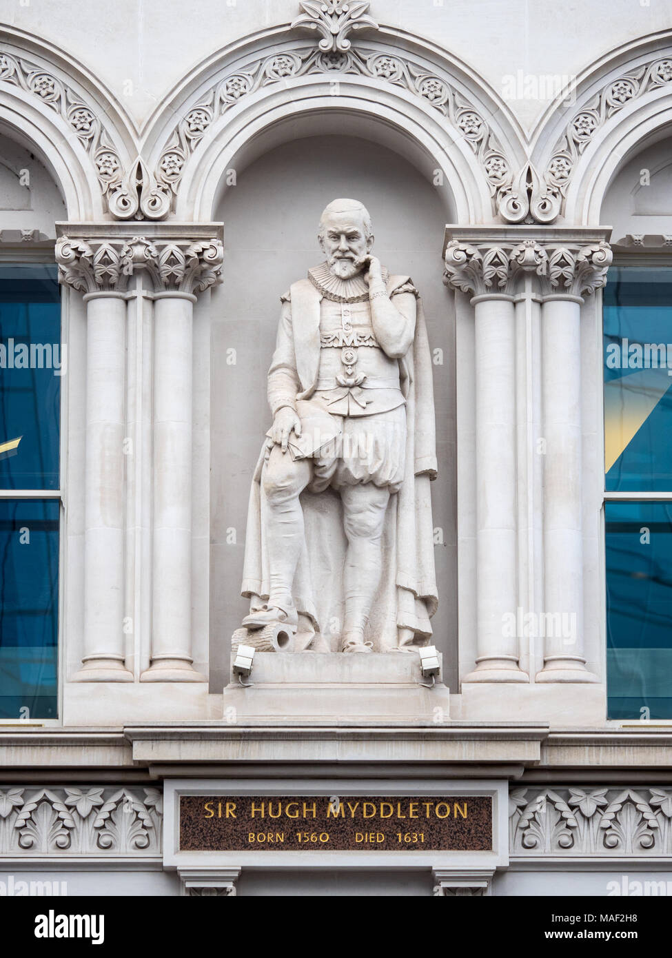 Sir Hugh Myddelton Statue auf dem NE Pavillon Gebäude auf Holborn Viadukt in London. Beigetragen, sauberes Wasser in London (New River 1613). Stockfoto
