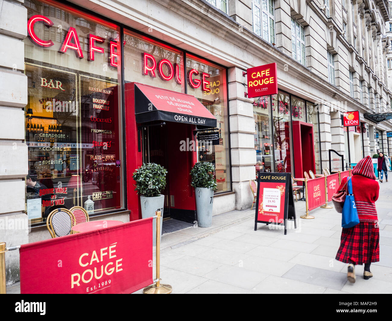 Café Rouge Restaurant London - ein Zweig des Café Rouge im Stil eines französischen Bistros restaurant Kette auf Kingsway in London Stockfoto