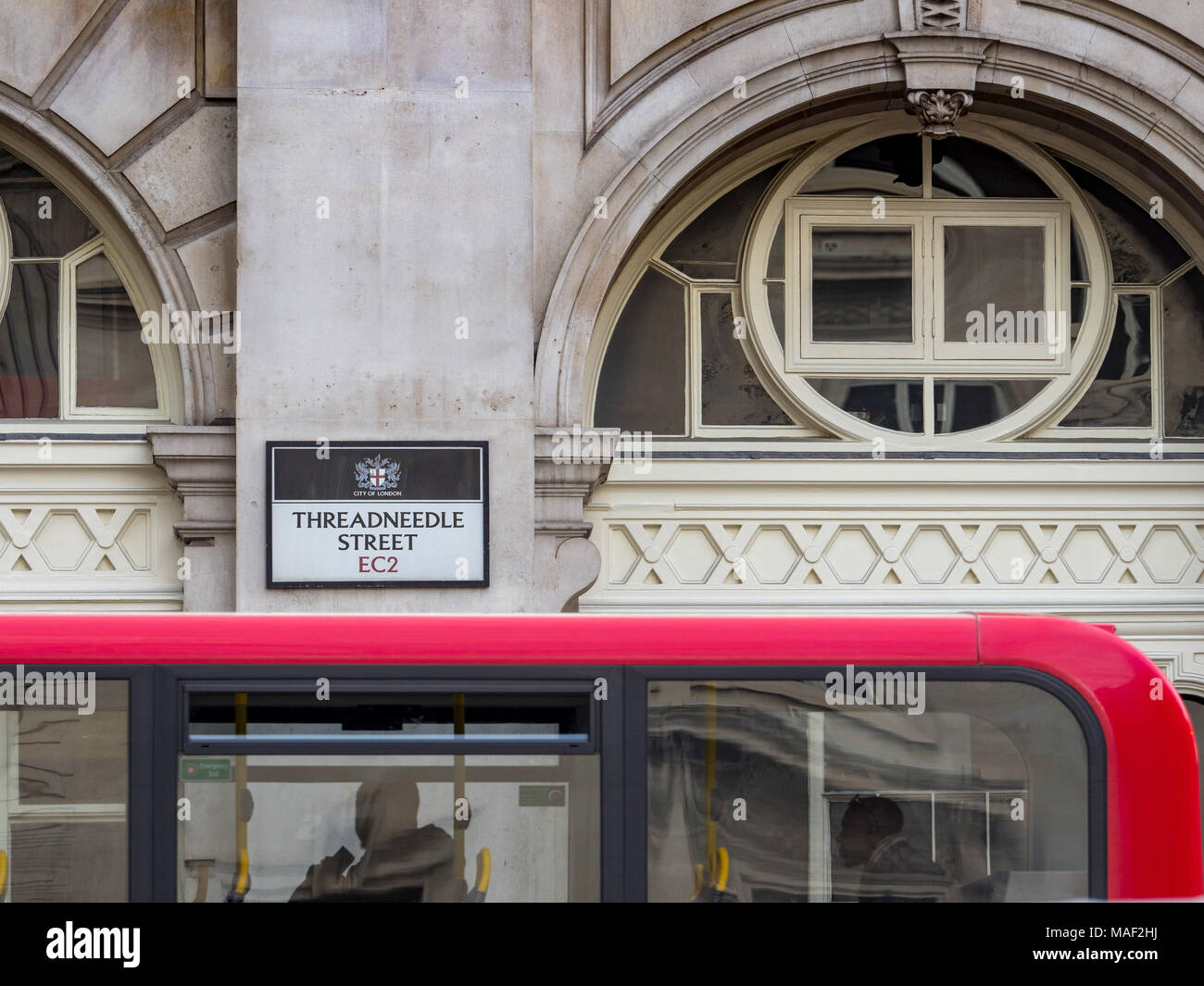 Red London Bus in Threadneedle Street im Herzen der Square Mile der Londoner City, Londons Finanzviertel Stockfoto