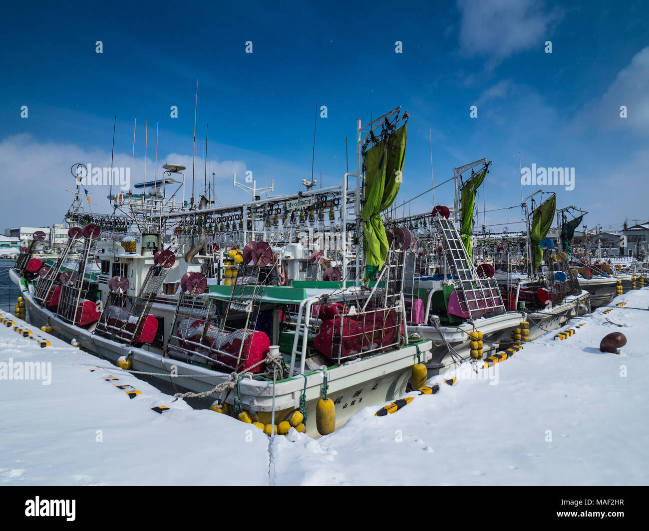 Hokkaido-Winter - Squid-Fischerboote, die im Hakodate Harbour, Hokkaido, Japan, gefesselt sind. Winter in Japan. Japanische Fischereiflotte. Stockfoto