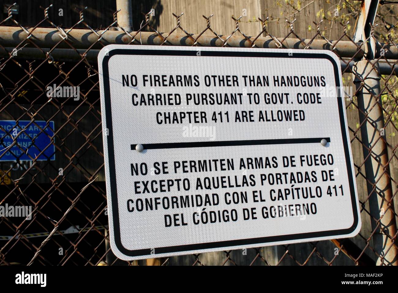 "Keine schusswaffen als Pistolen gemäß Govt. code Kapitel 411 erlaubt" sind amerikanische Warnschild Houston, Texas, USA Stockfoto