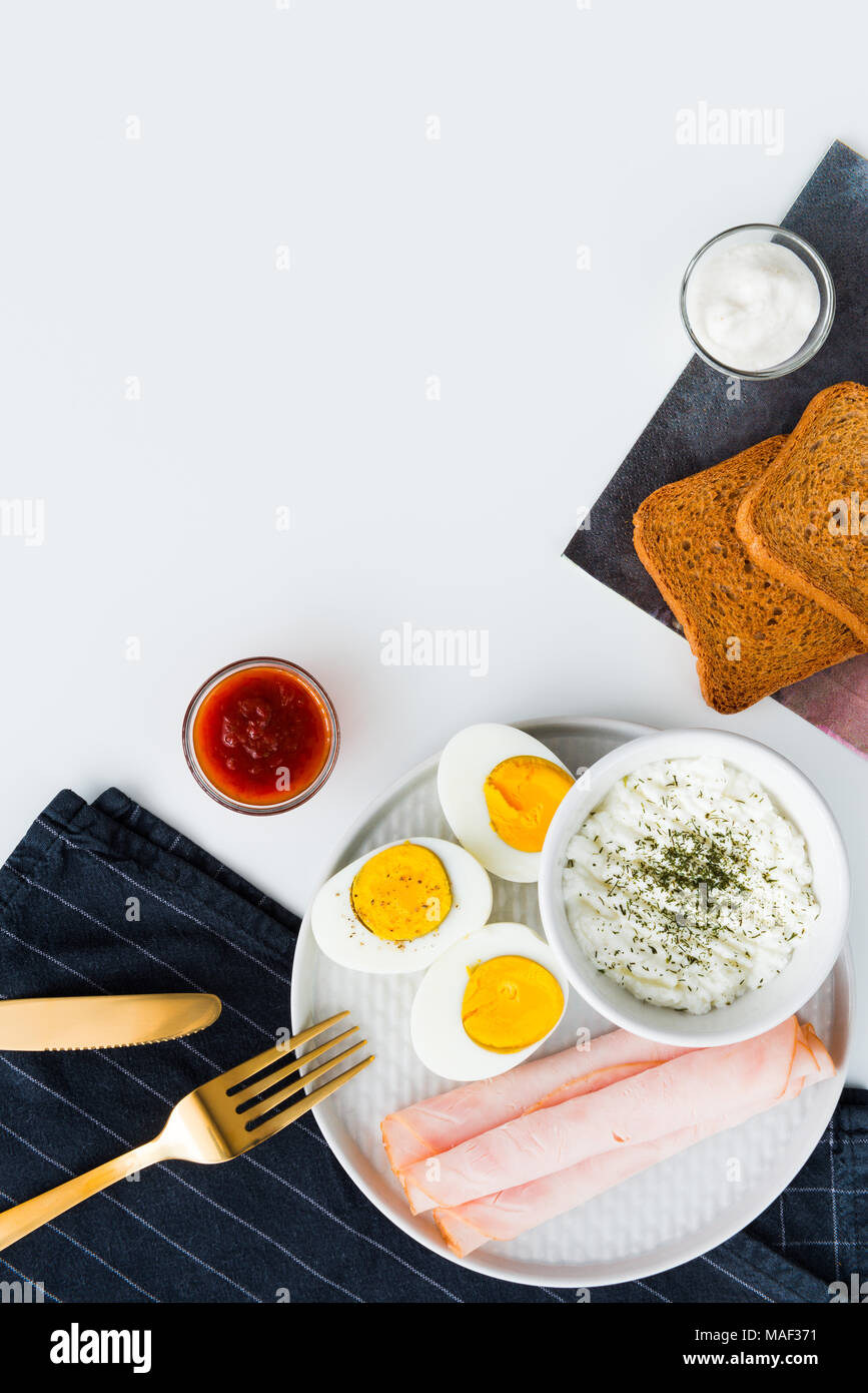 Frühstück, halb gekochte Eier, Schinken, frischen Käse bestreut mit ...