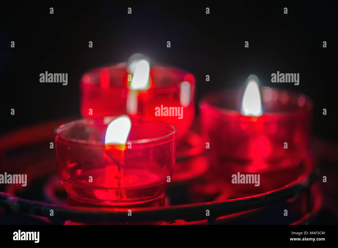 Viele rote Wachs Kerze im Glas. Close-up. Kerzenlicht in einer geraden Glas  Glas Stockfotografie - Alamy