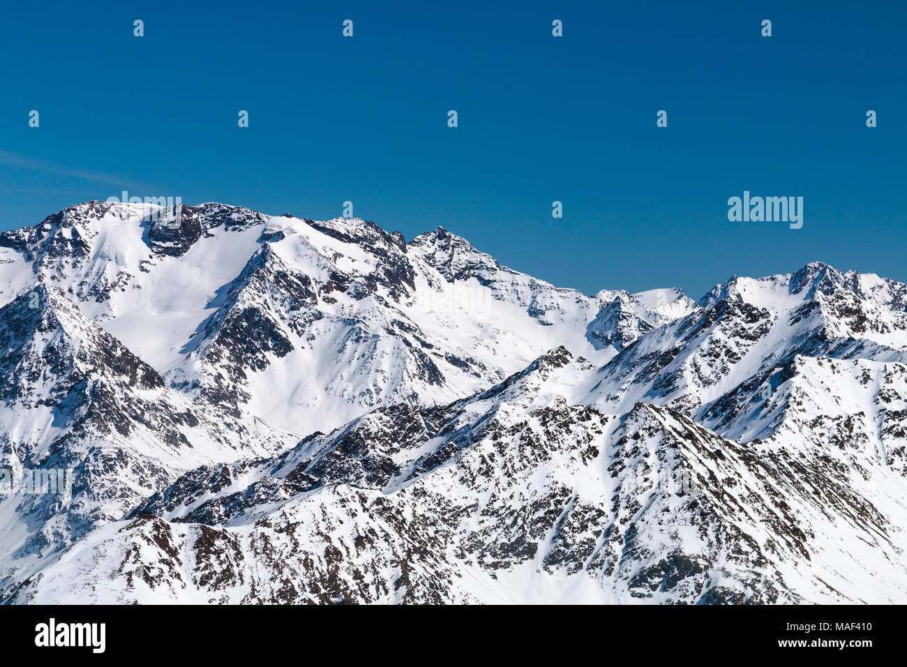 Blick vom Gaislachkogel im Ötztal, Österreich mit Schnee Berge und blauer Himmel bedeckt. Stockfoto