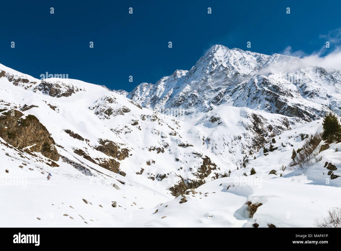 Blick auf den 3500 m hohen Schrankogel im Ötztal, Österreich mit Schnee bedeckt die Landschaft und blauer Himmel. Stockfoto