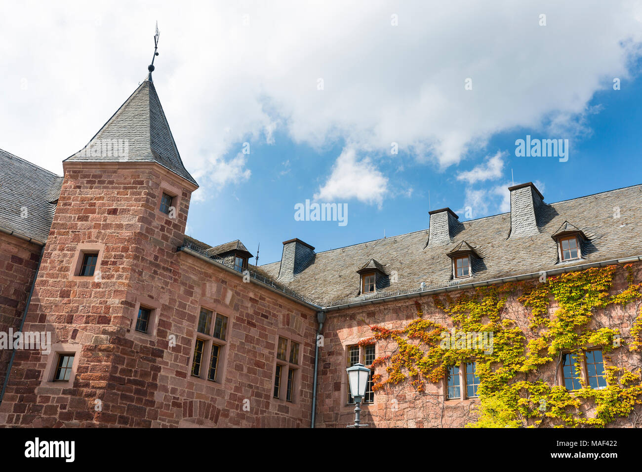 Die wichtigsten Gebäude der Burg Nideggen in der Eifel, Deutschland mit blauem Himmel Stockfoto