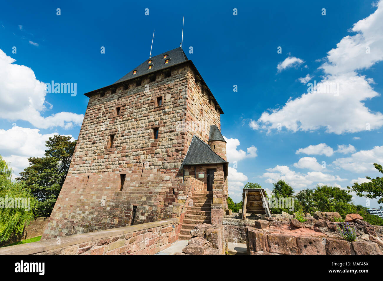 NIDEGGEN - 14 AUGUST: Der Wohnturm der Burg Burg Nideggen in der Eifel, Deutschland am 14. August 2016. Stockfoto