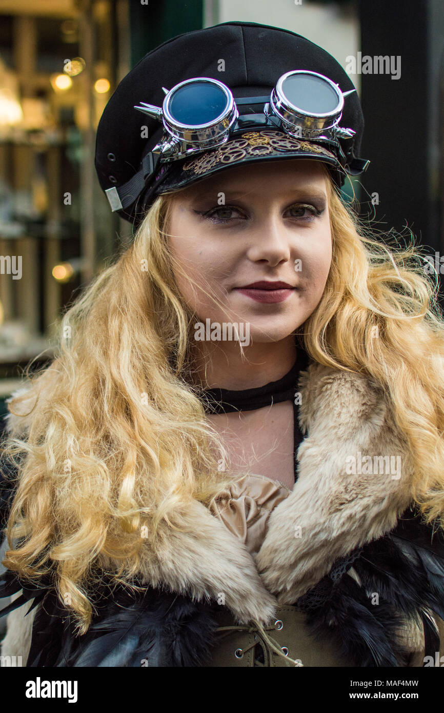 Teilnehmer der Whitby Goth/Steampunk Festival gekleidet in Steampunk/Gothic Kostüm an der Whitby Goth Festival, Yorkshire, Großbritannien am 28. Oktober 2017. Stockfoto