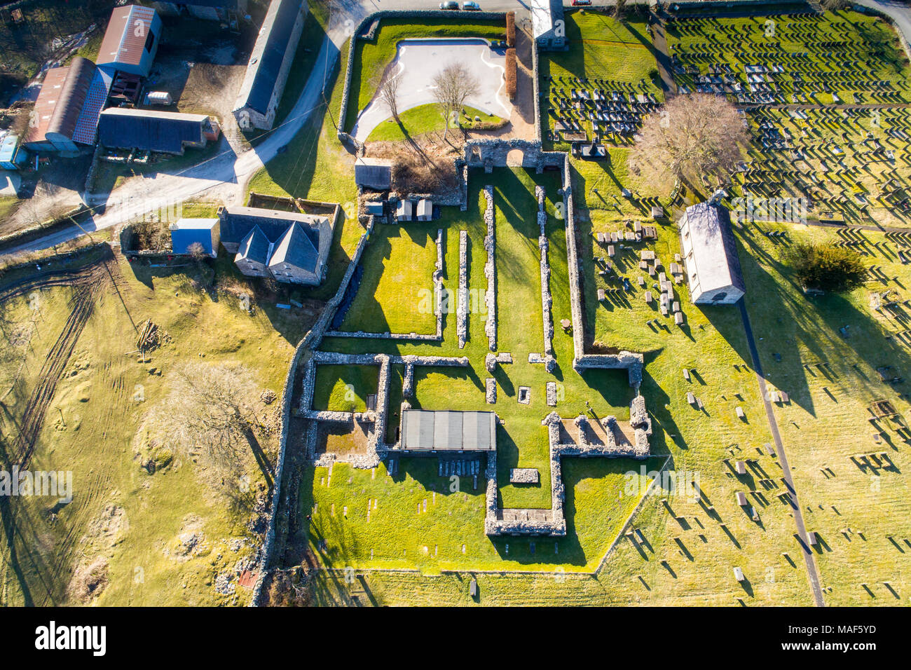 Die kreuzförmige geformten Umriss der Strata Florida (ystrad Fflur) ruiniert Zisterzienserabtei, in der Nähe von Pontrhydfendigaid, Ceredigion Wales UK Stockfoto