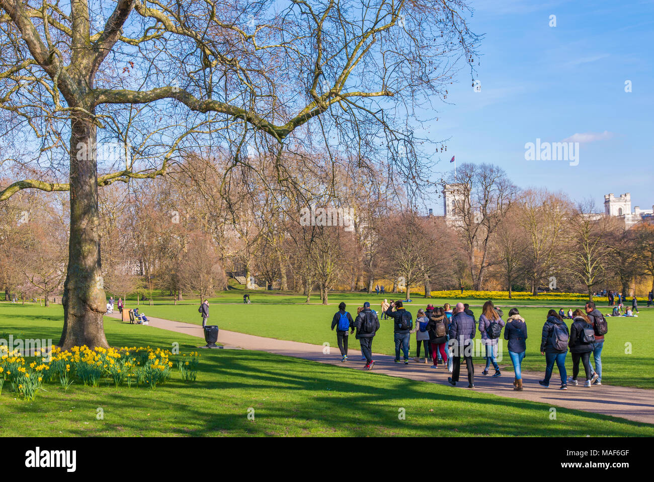 LONDON, GROSSBRITANNIEN, 21. März: Blick von Menschen zu Fuß an einem sonnigen Tag im Frühling im St James's Park am 21. März 2018 in London. Stockfoto