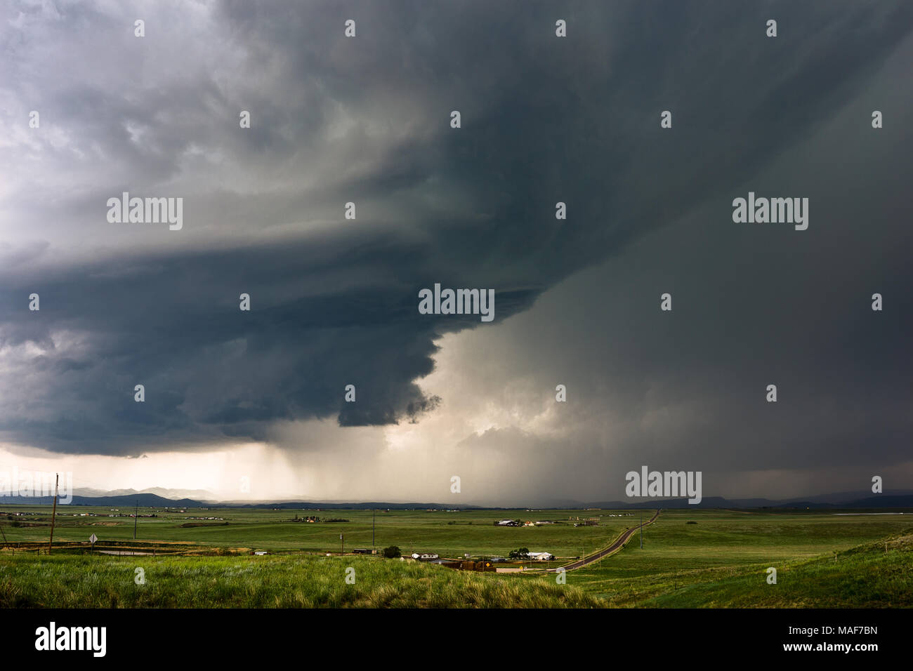 Ein Sommer-supercell-Sturm mit dramatischen Wolken in der Nähe von Fort Collins, Colorado Stockfoto