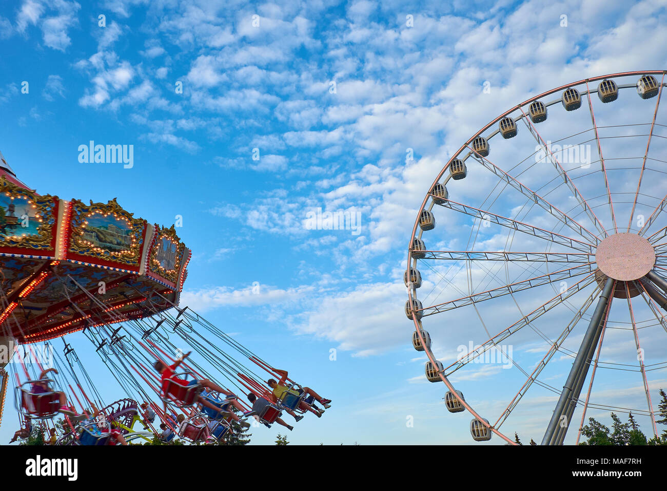 Riesenrad und Karussell in motion blur, Oktoberfest in München Stockfoto