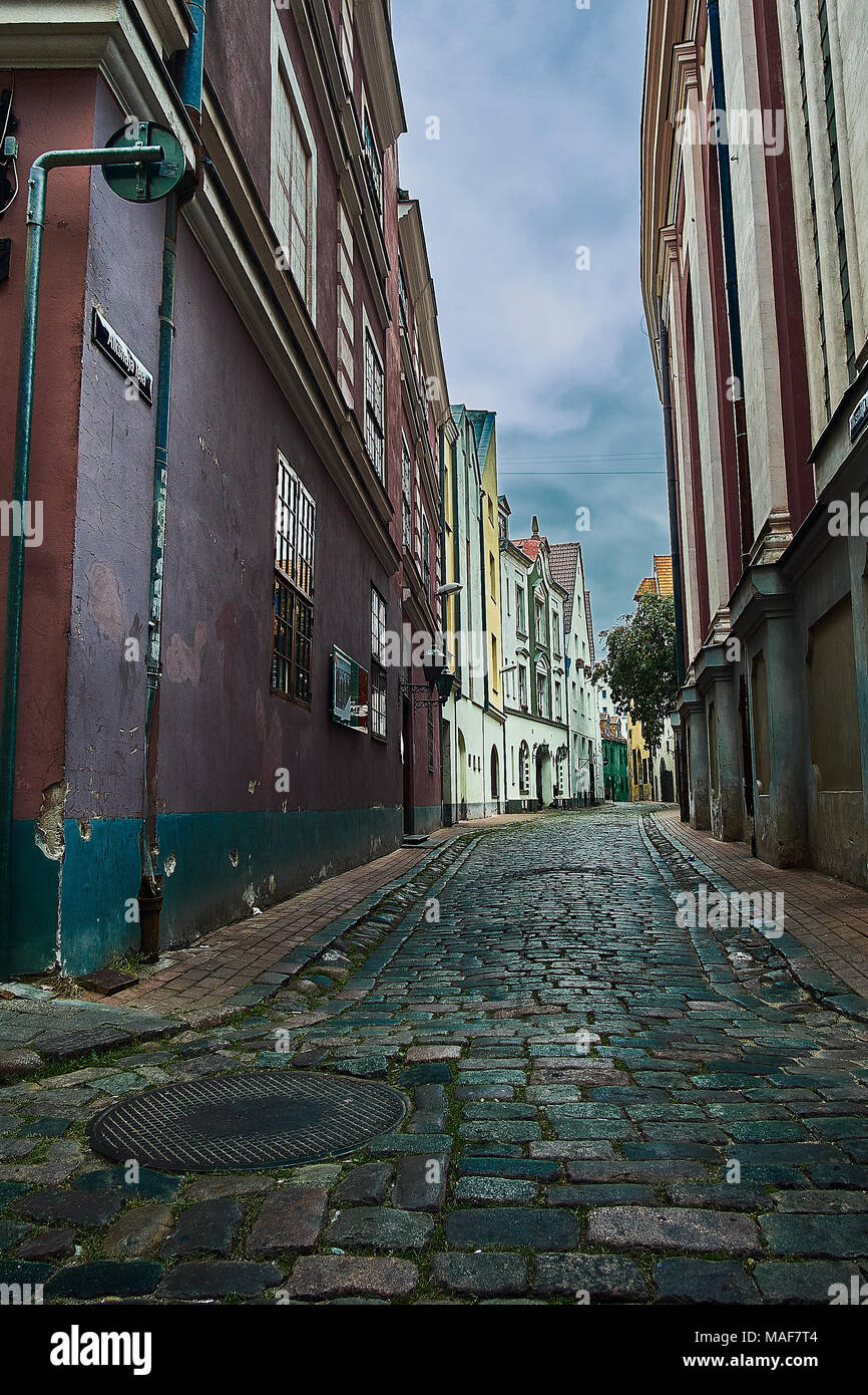 Alte mittelalterliche morgen Gasse in Riga, Lettland. Im Retrostil. Stockfoto