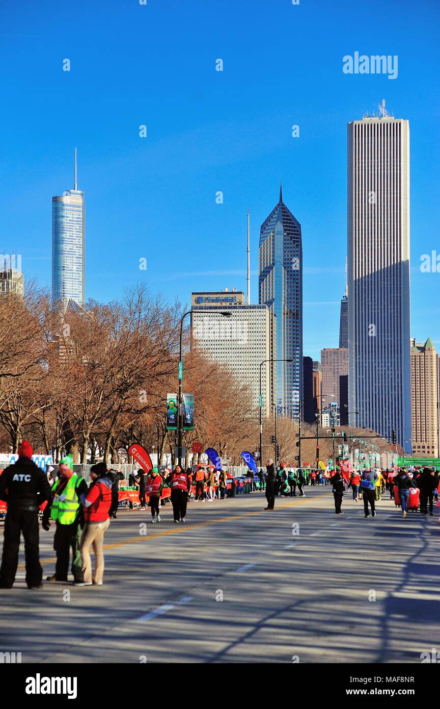 Chicago, Illinois, USA. Mit einem Teil der Skyline der Stadt im Hintergrund, Freiwillige über die Ziellinie auf einer geschlossenen Columbus Drive. Stockfoto