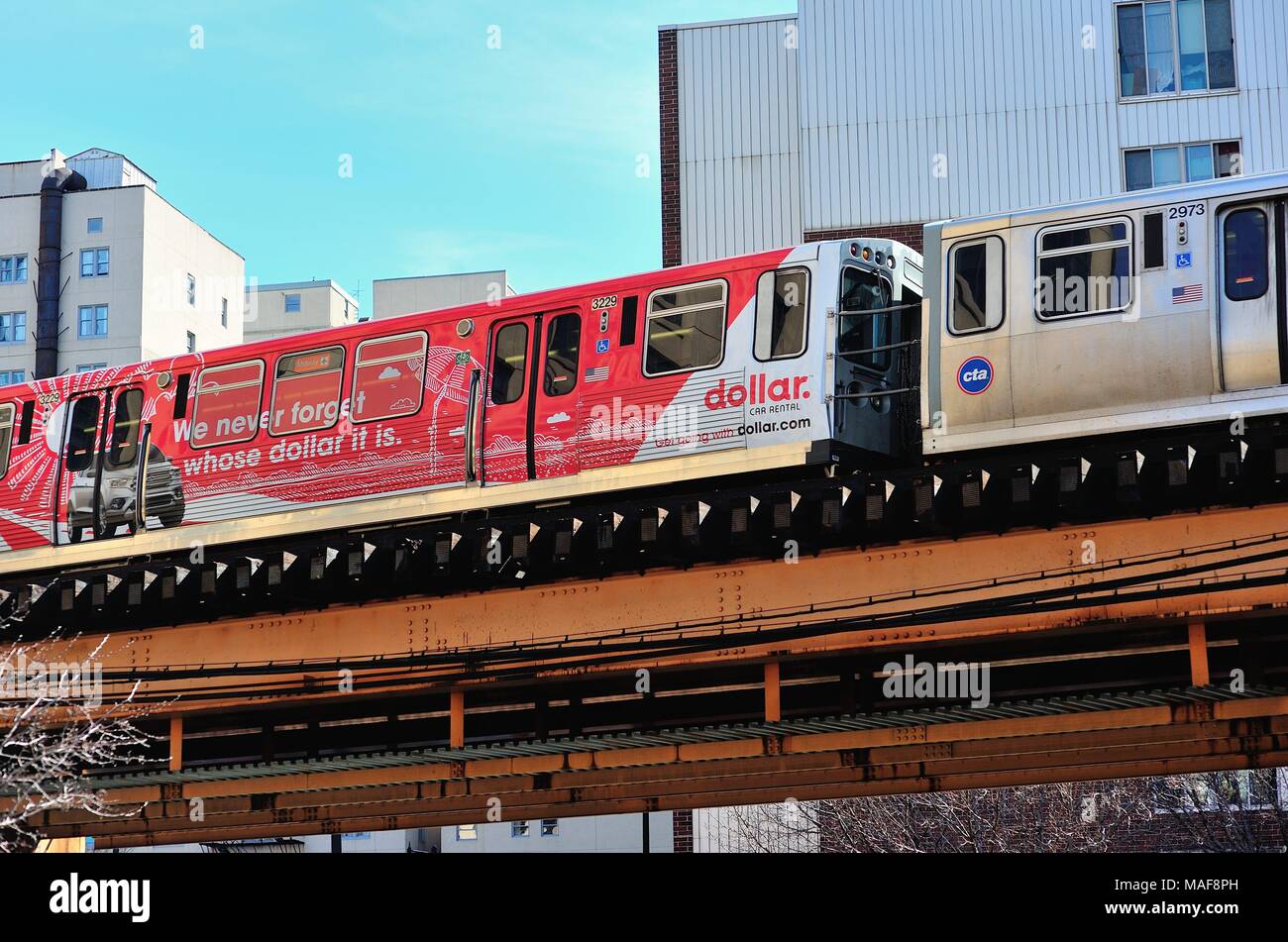 Chicago, Illinois, USA. Ein CTA Orange Line S-Bahn-Zug mit Werbung geschmückt, wie es in Chicago berühmten Loop. Stockfoto