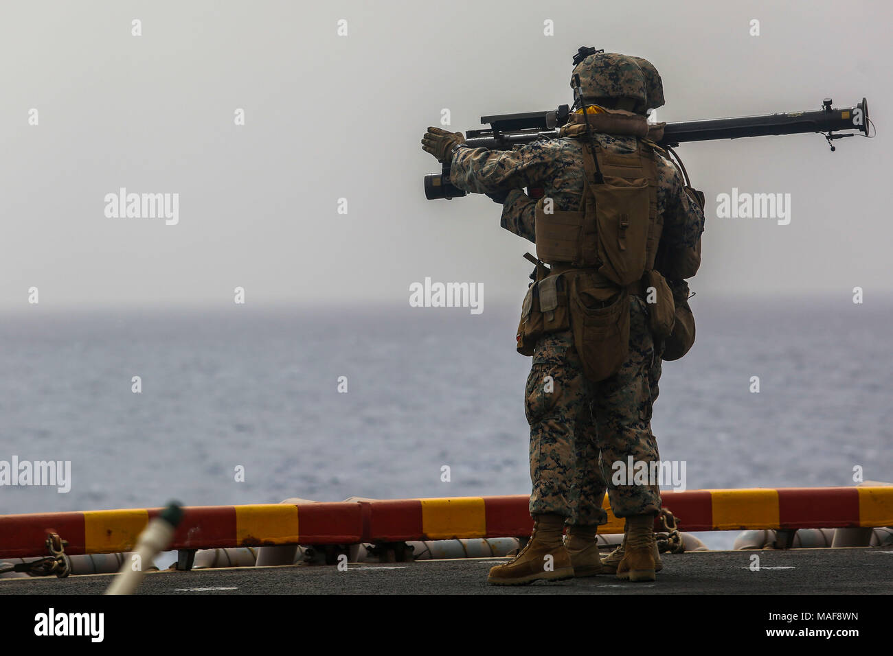 Mittelmeer (23. März 2018) US-Marines, die dem zugeordnet 26 Marine Expeditionary Unit (MEU) suchen Ziele während einer Stinger trainer Start Simulator an Bord der Wasp-Klasse amphibisches Schiff USS Iwo Jima (LHD 7) März 23, 2018. Iwo Jima und der 26 MEU leiten naval Operations in den USA 6 Flotte Bereich der Operationen. (U.S. Marine Corps Foto von Cpl. Jon Sosner/Freigegeben) Stockfoto