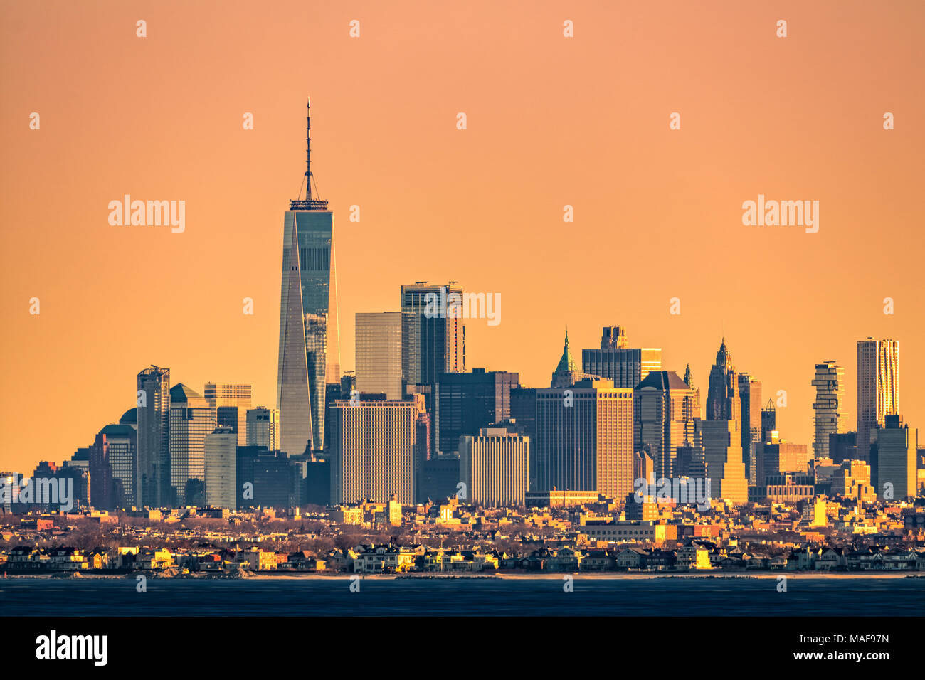 New York Skyline Hochhaus mit flaches Brooklyn Borough im Vordergrund, wie bei Sonnenaufgang gesehen, von Sandy Hook, New Jersey Stockfoto