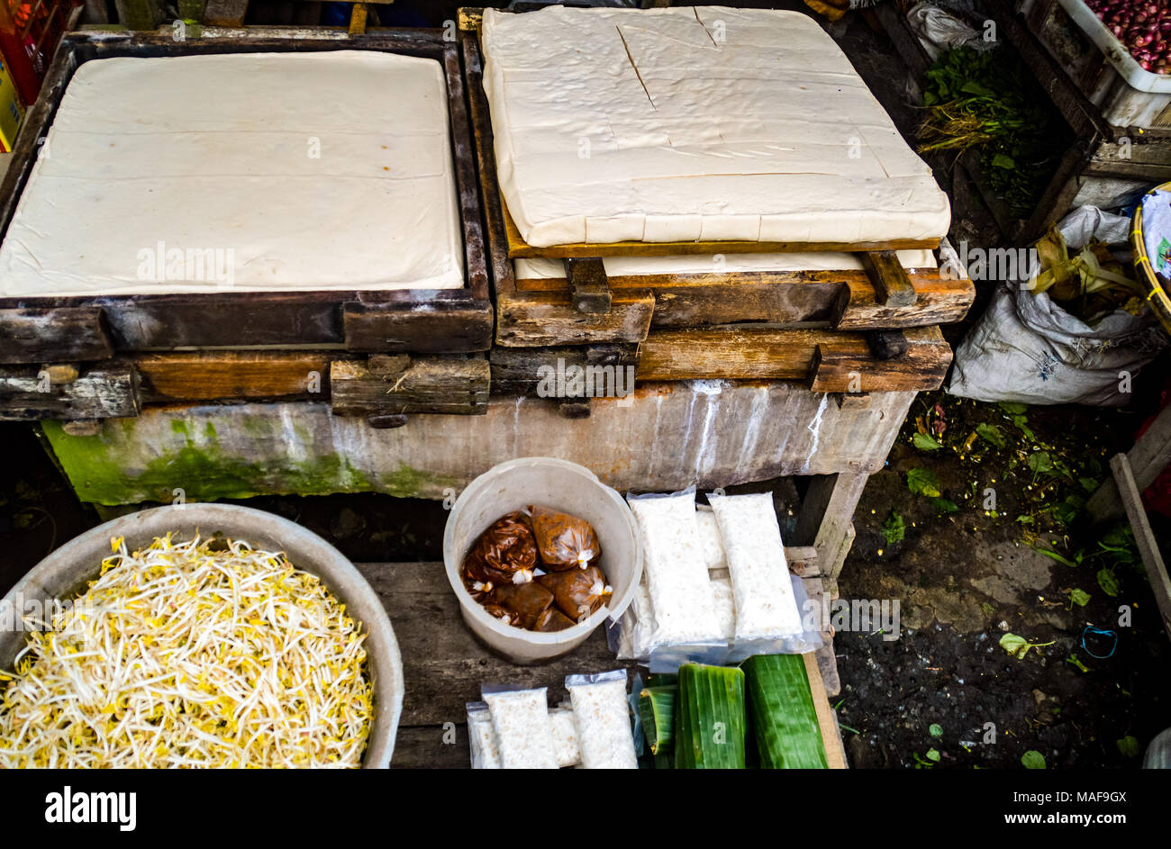 Blick von oben auf einen Marktstand, der frischen Tofu oder Tahu auf dem lokalen Markt in Berastagi, Indonesien, verkauft Stockfoto