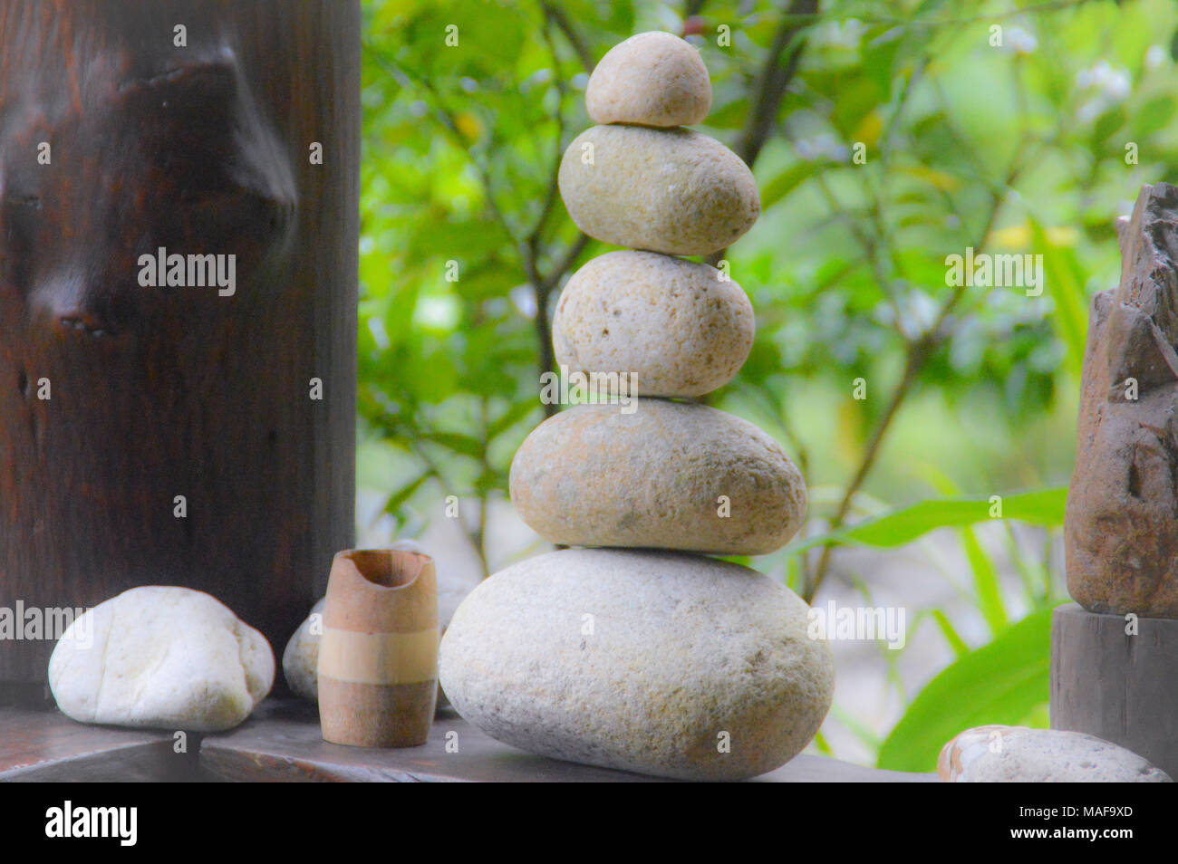 Balancing Stein Konzept von Wellness, Harmonie von Körper und Geist sowie saubere Leben zu zeigen Stockfoto