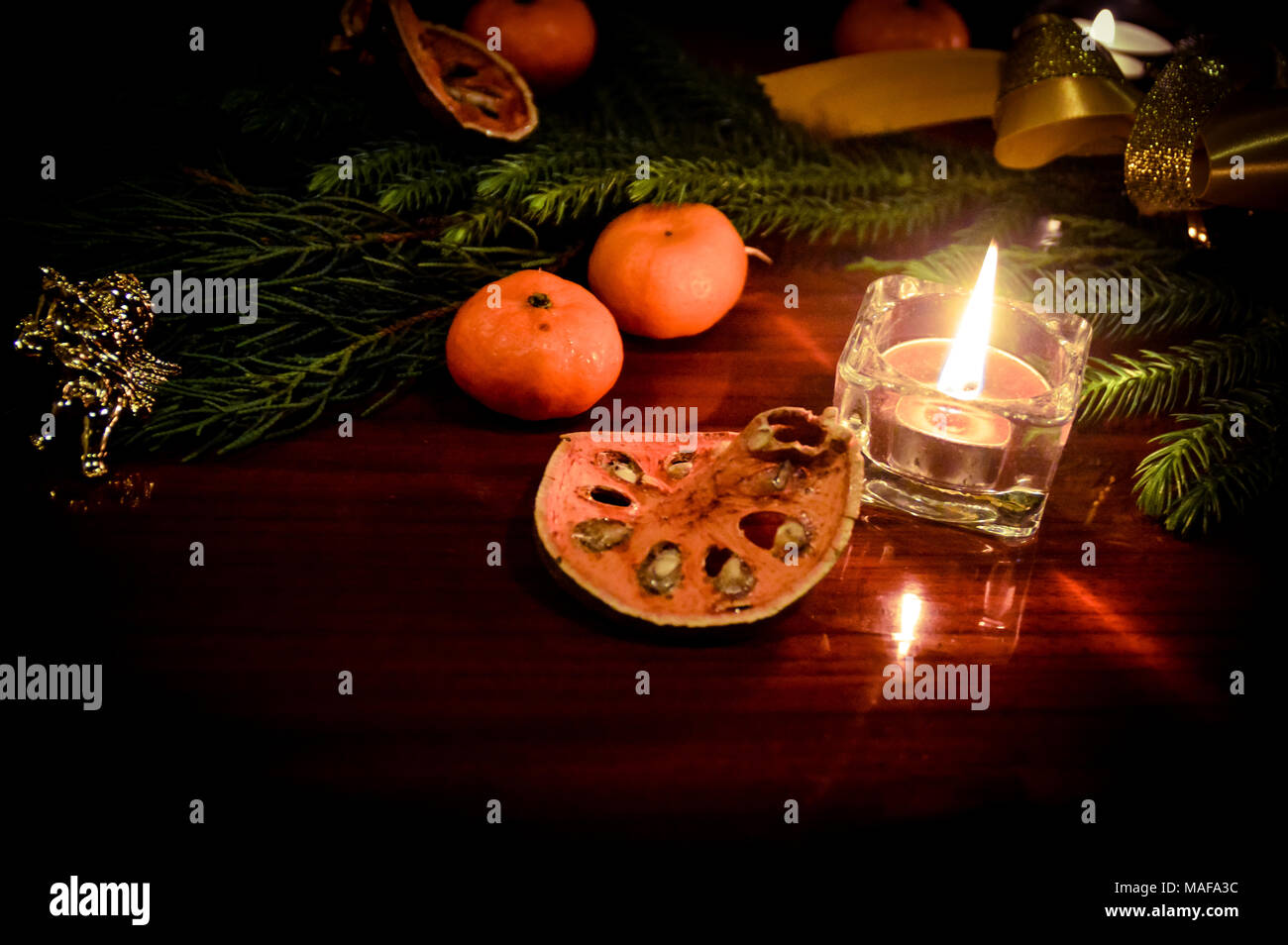 Romantisches Kerzenlicht beleuchteten Tische für das Weihnachtsessen Stockfoto