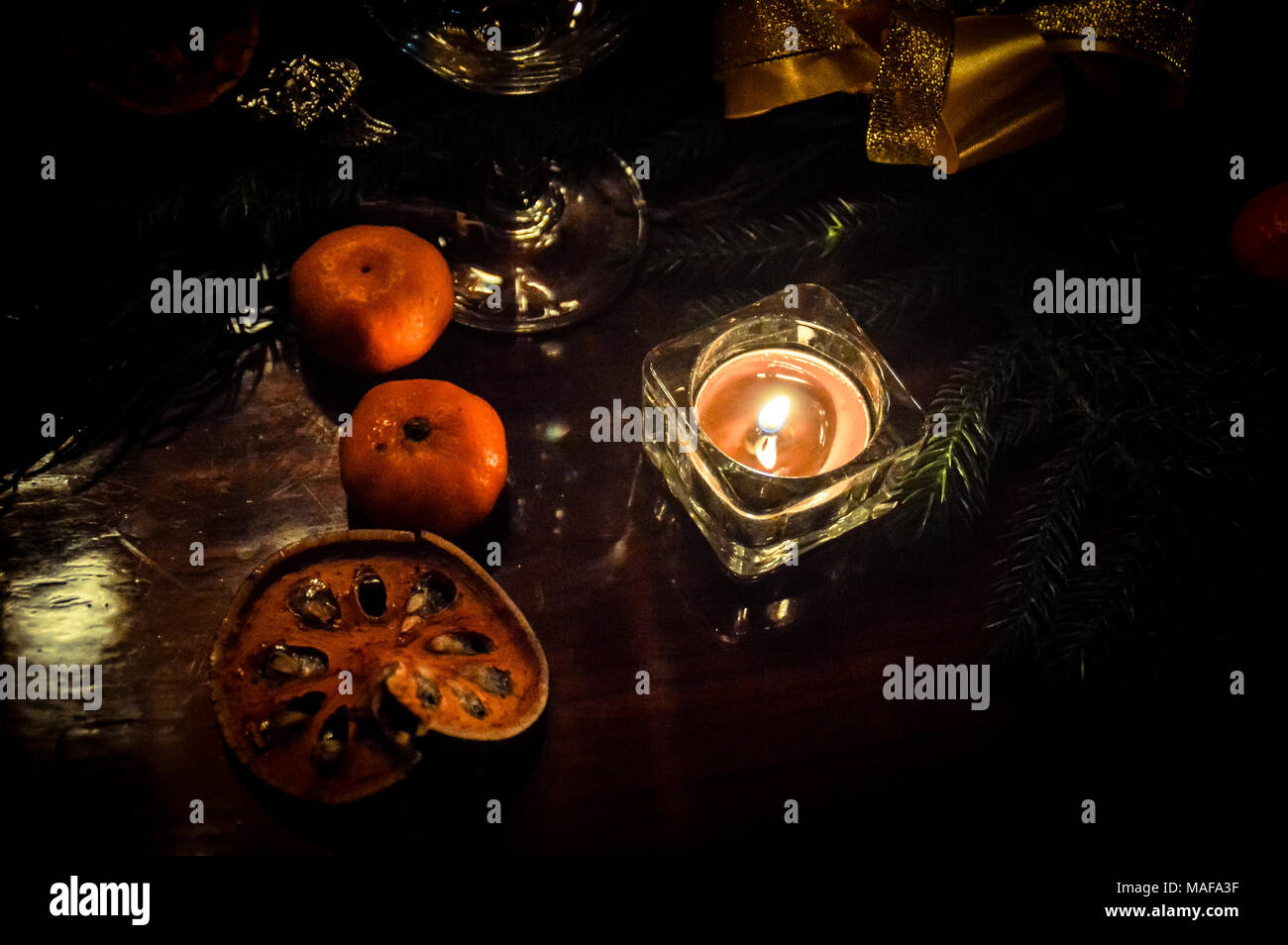 Romantisches Kerzenlicht beleuchteten Tische für das Weihnachtsessen Stockfoto