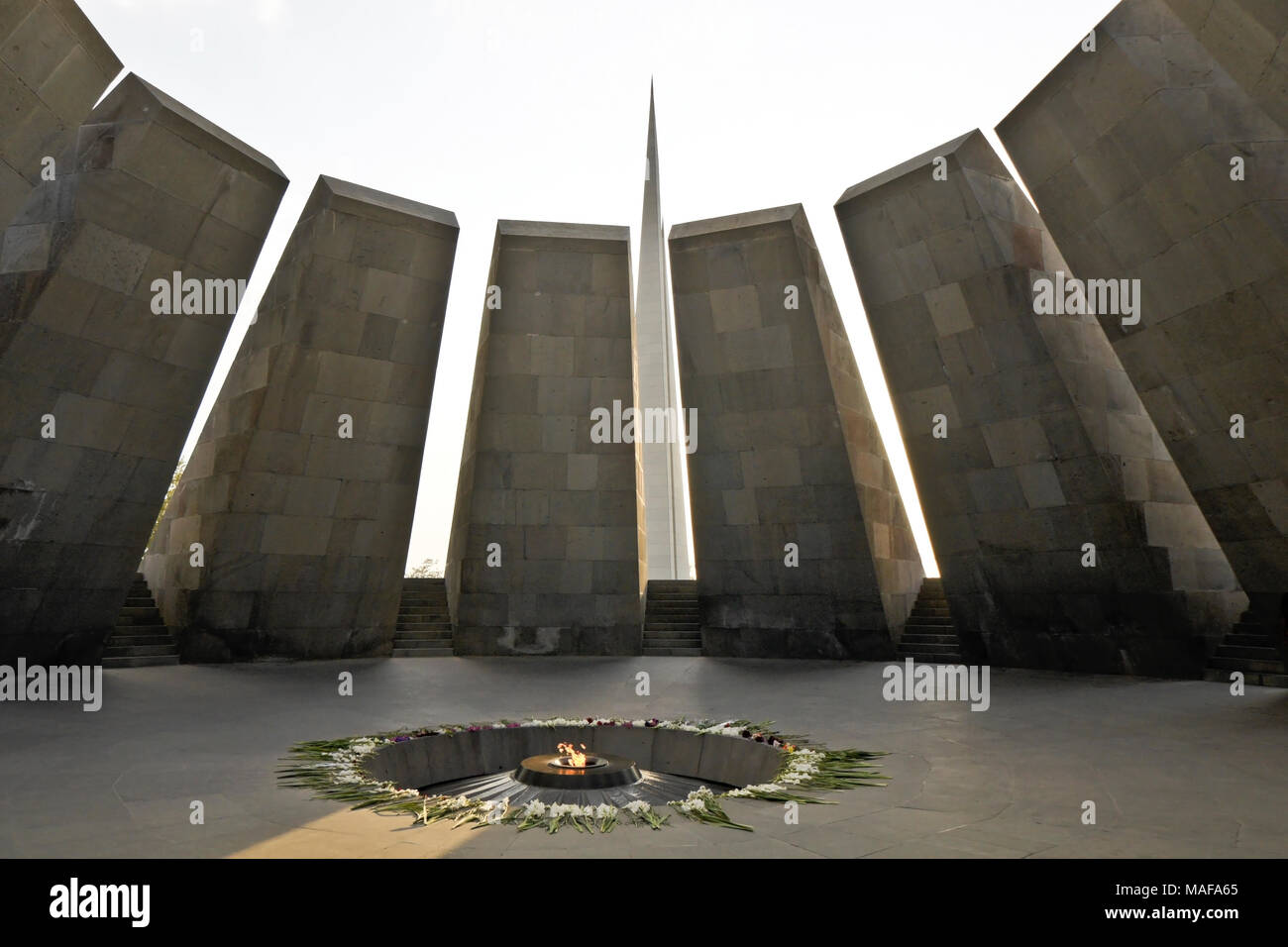 Ewige Flamme im inneren Kreis der gekippt Basalt Platten an den armenischen Genozid Mahnmal auf Tsiternakaberd Hill (Festung der Schwalben), Yereven, Armenien Stockfoto