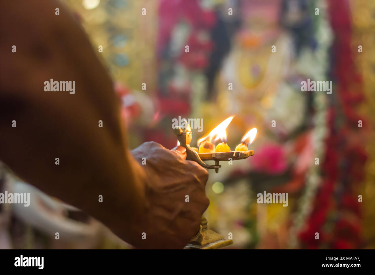 Anbetung des indischen Gottes Göttin idol Arati mit Pancha pradip Stockfoto